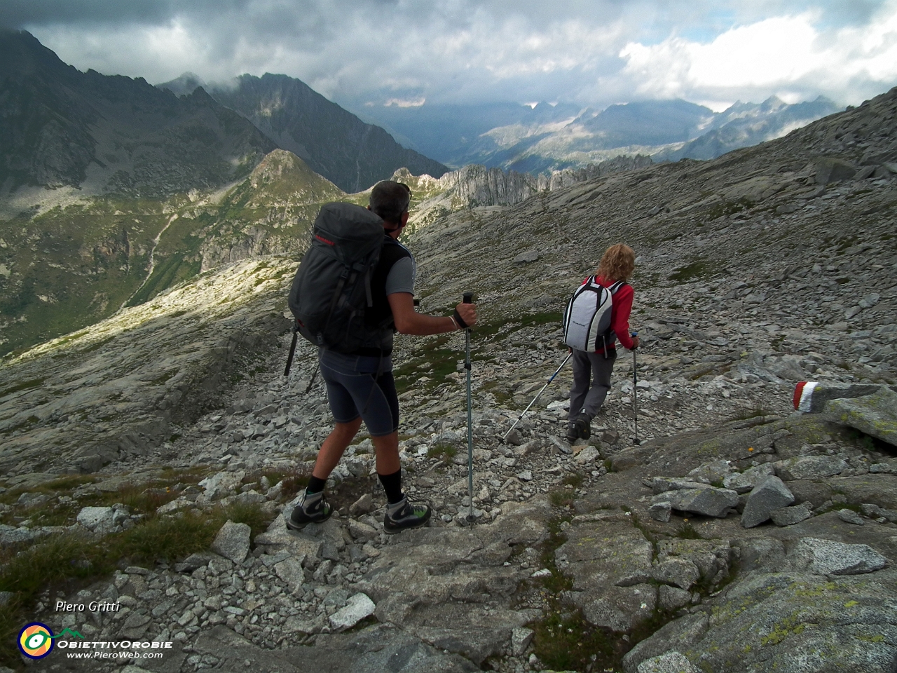 84 Ecco là in fondo il Passo di Campo....JPG